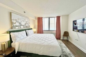 2 soveværelser, pengeskab på værelset, strygejern/strygebræt