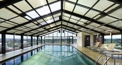 Chic Highrise 2BR King Bed Deluxe Escape Pool l GYM l Balcony Near DC/Metro/Mall