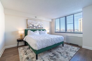 2 chambres, coffres-forts dans les chambres, fer et planche à repasser