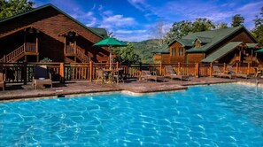 Una piscina techada, una piscina al aire libre