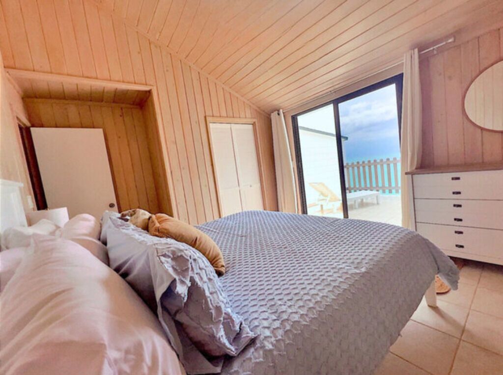 2 bedrooms, bed sheets