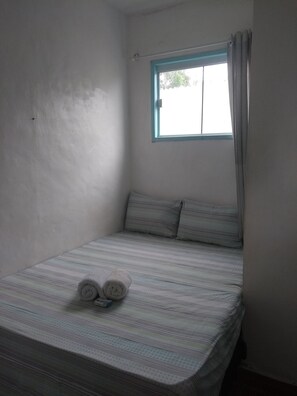 Suíte econômica, 1 quarto, para fumantes, banheiro privativo | 1 quarto, escrivaninha, Wi-Fi de cortesia