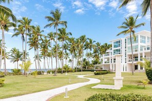 เครื่องนอนระดับพรีเมียม, เตียงพร้อมฟูกเสริมที่นอน