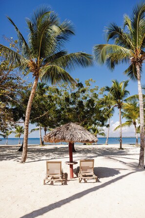 Private beach, white sand, free beach cabanas, sun-loungers - Playa Nueva Romana (Ramón Santana)