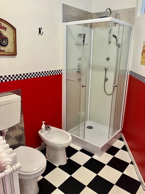 Douche, séchoir à cheveux, bidet, serviettes fournies