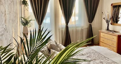 Lake view house furnished in "1950s" style!!!