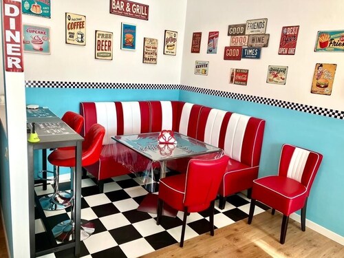 Lake view house furnished in "1950s" style!!!