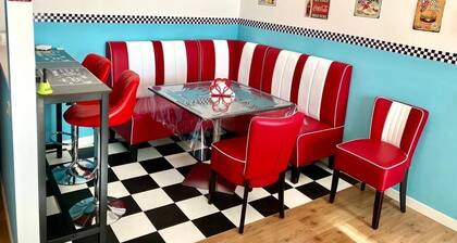 Lake view house furnished in "1950s" style!!!