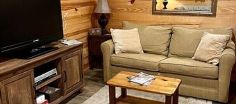 Cozy cabin on Lake Ludwig with a nice view of the lake. Pet friendly!