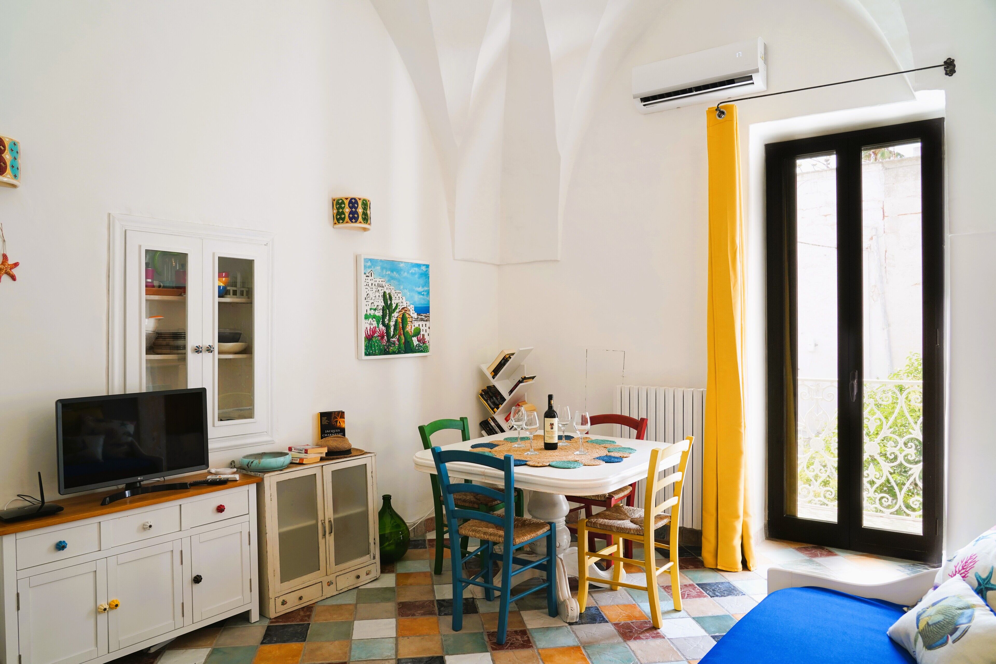 Nhà truyền thống | Khu phòng khách | TV màn hình phẳng 32-inch có truyền hình cáp 