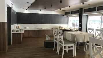 Free daily buffet breakfast