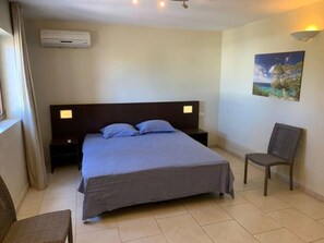 2 soverom, skrivebord, strykejern/-brett og wi-fi