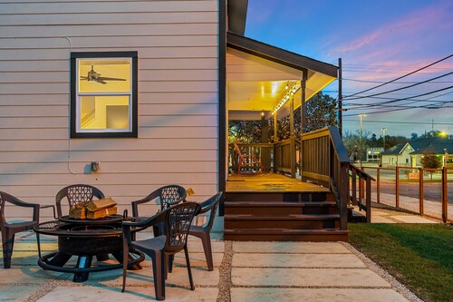 Hickory House - Family/Group and Pet-Friendly Retreat Near Lockhart Square!