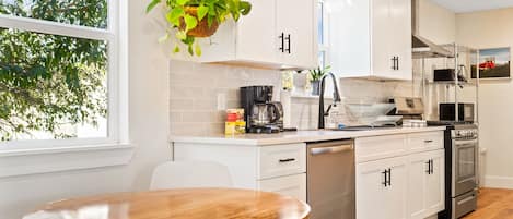 Geladeira, micro-ondas, fogão, cooktop