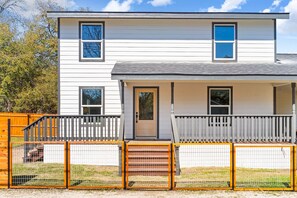 Exterior - Hickory House - Family/Group and Pet-Friendly Retreat Near Lockhart Square! (Lockhart)