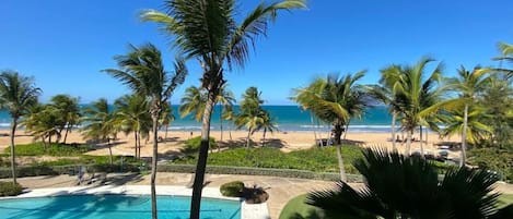 Una spiaggia nelle vicinanze