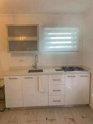 Frigorifero, microonde, piano cottura, macchina per tè/caffè