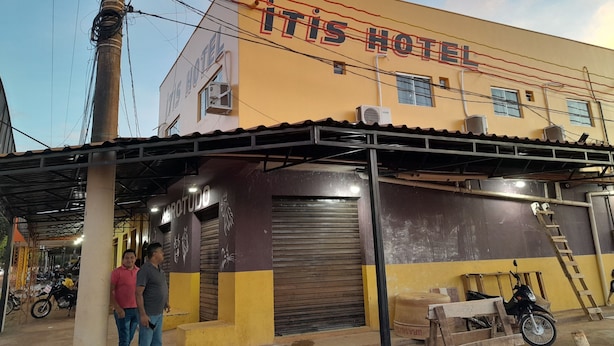 A building with a sign reading "ITIS HOTEL" and a covered entrance area with a closed shutter. - ITIS HOTEL (Dom Eliseu)