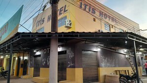 A two-story building with a sign reading "ITIS HOTEL". - ITIS HOTEL (Dom Eliseu)