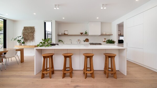 Réfrigérateur, four à micro-ondes, un four, surface de cuisson