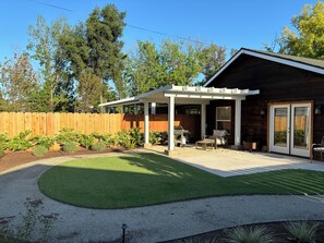 Terrace/patio - Fig Studio
Studio apartment walking distance from Fig Garden Village. (Fresno)