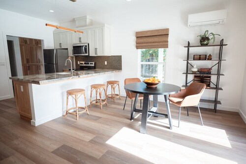 Fig Studio
Studio apartment walking distance from Fig Garden Village.