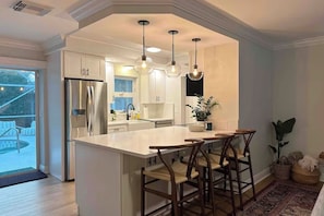 Mikrobølgeovn, ovn, kokeplater og oppvaskmaskin