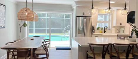 Mikrovågsugn, ugn, spishäll och diskmaskin