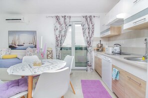 Fridge, microwave, stovetop, dishwasher