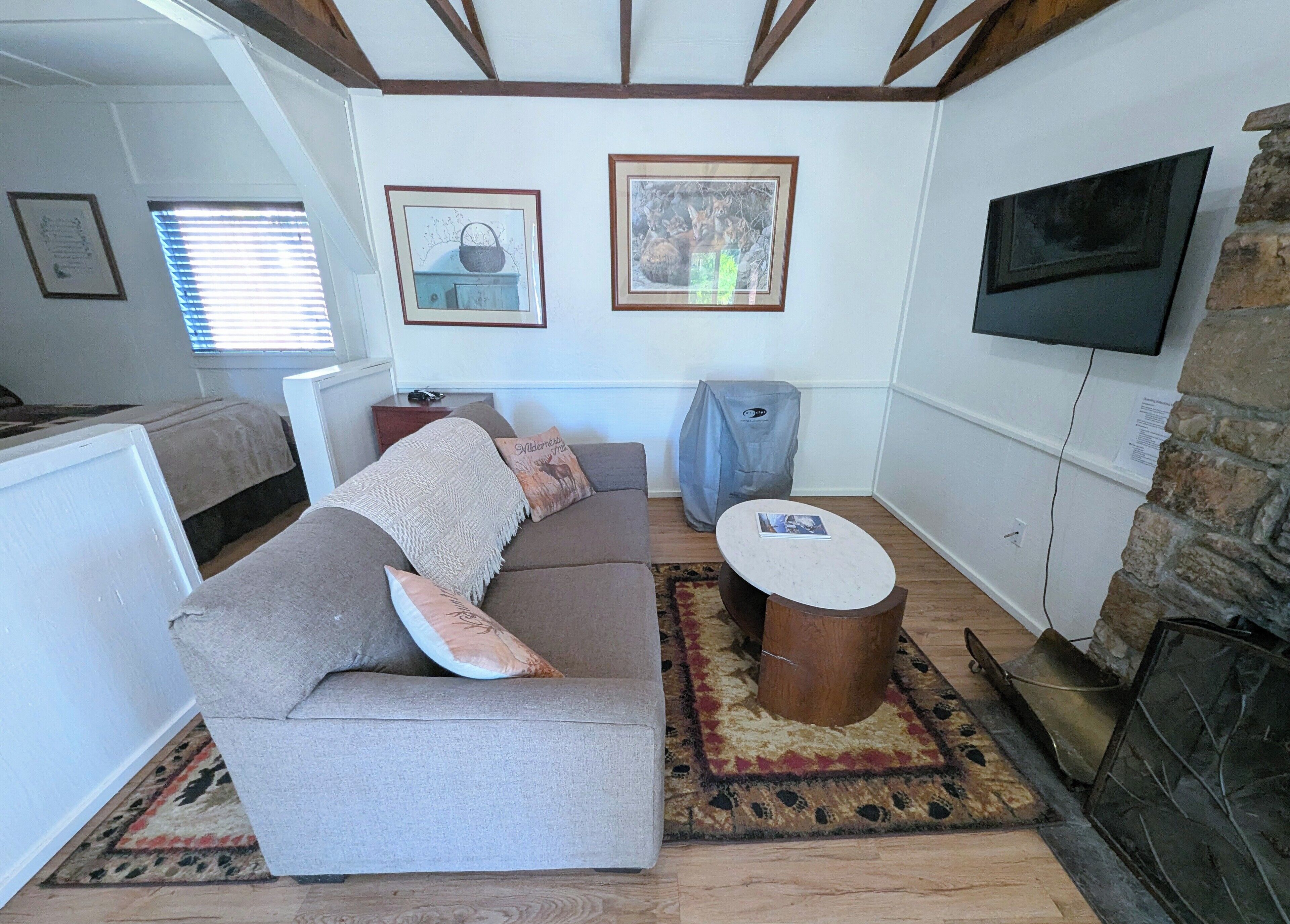 COTTAGE 4 - RED FOX | Desk, laptop workspace, free WiFi, bed sheets