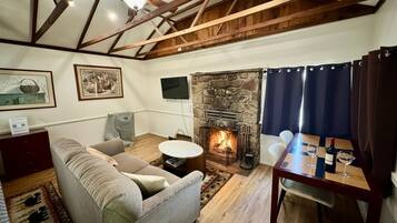 COTTAGE 4 - RED FOX | Desk, laptop workspace, free WiFi, bed sheets