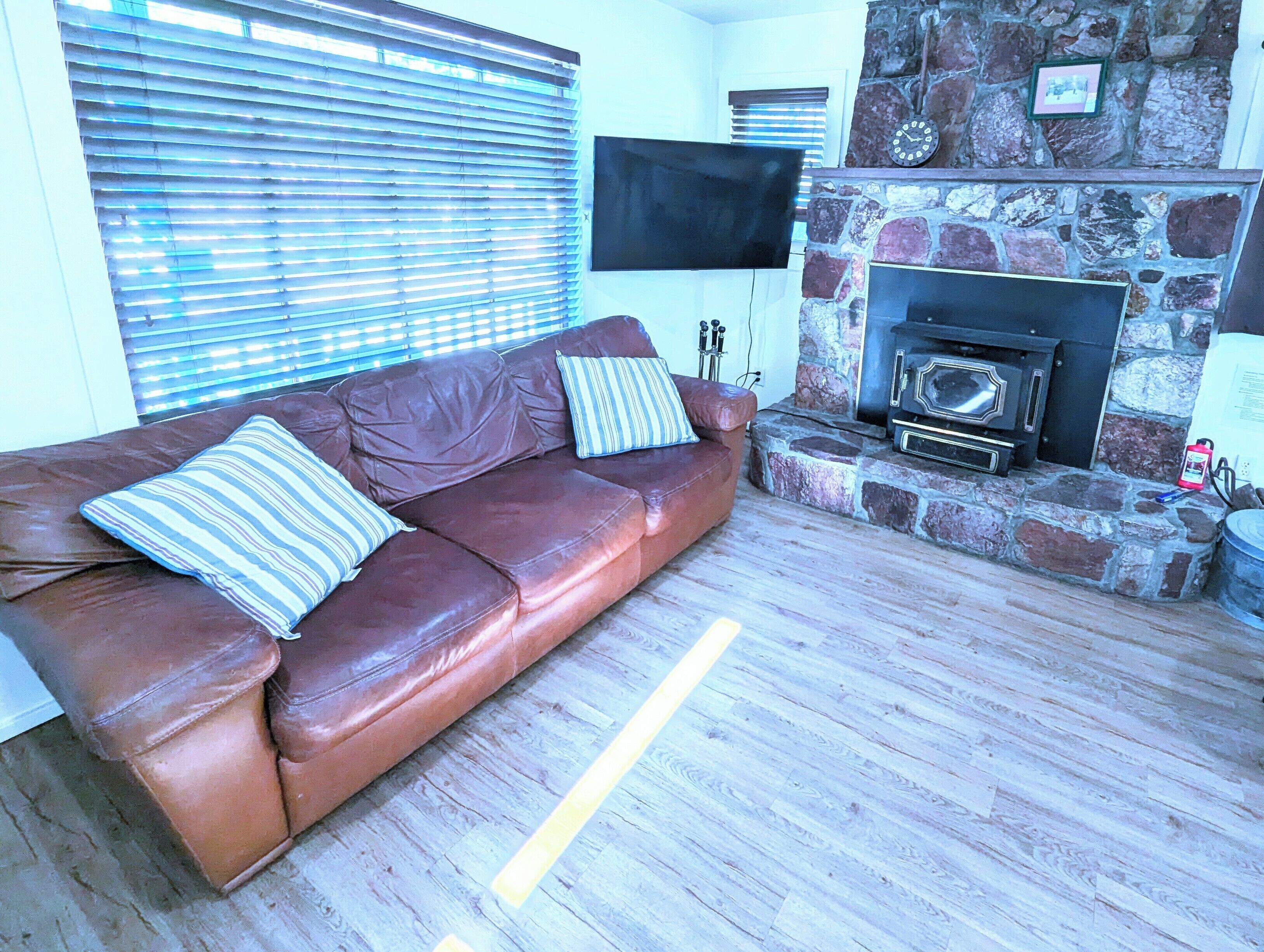 COTTAGE 1 - ARCTIC FOX | Desk, laptop workspace, free WiFi, bed sheets