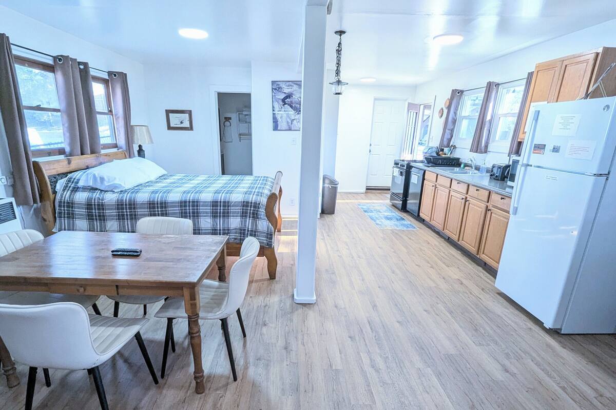 Comfort Cabin, Multiple Bedrooms | 1 bedroom, desk, laptop workspace, free WiFi
