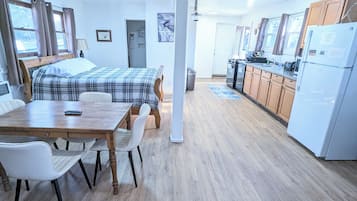 1 habitación, escritorio y espacio para trabajar con laptop