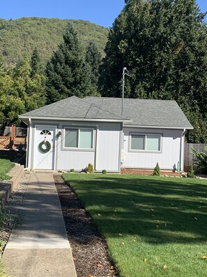 Exterior - Cozy 1-bedroom house with AC and WiFi in brilliant Grants Pass (Grants Pass)
