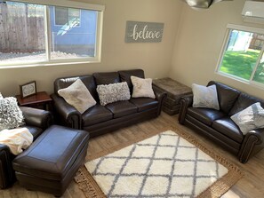 Living area - Cozy 1-bedroom house with AC and WiFi in brilliant Grants Pass (Grants Pass)