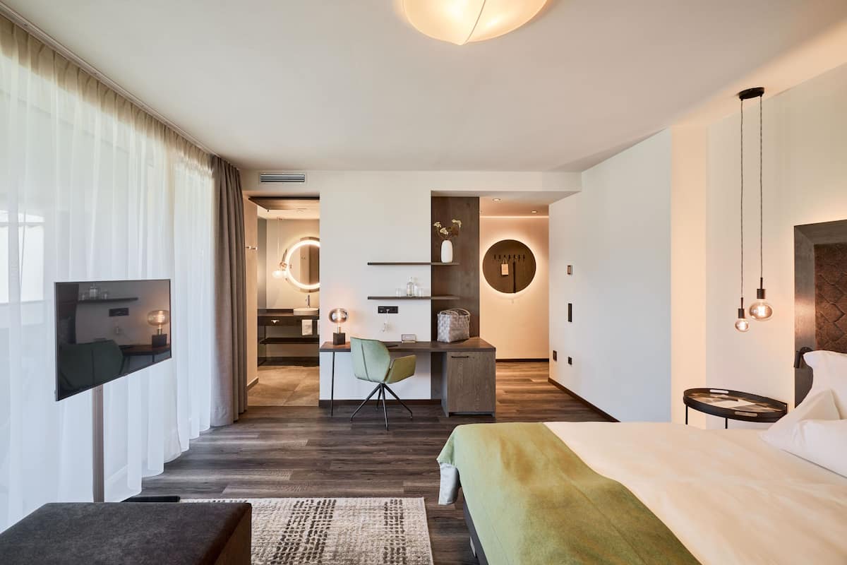 Quarto casal superior | Cofres nos quartos, escrivaninha, cortinas blackout