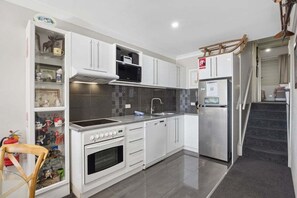 Réfrigérateur, four à micro-ondes, un four, surface de cuisson