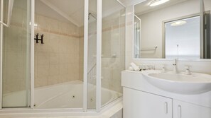 Hair dryer, towels - Horizons 404 (Jindabyne)