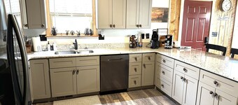 Cozy cabin on wooded acre, fire pit, games, fully equipped
