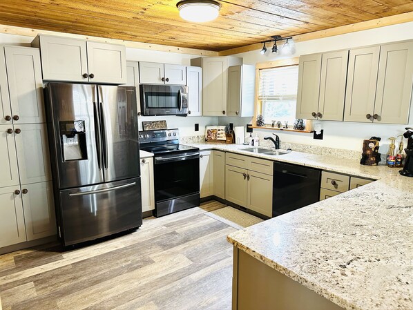 Køleskab, mikrobølgeovn, ovn, kogeplade