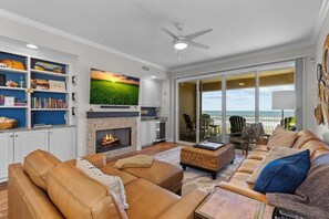 TV connectée, cheminée, livres