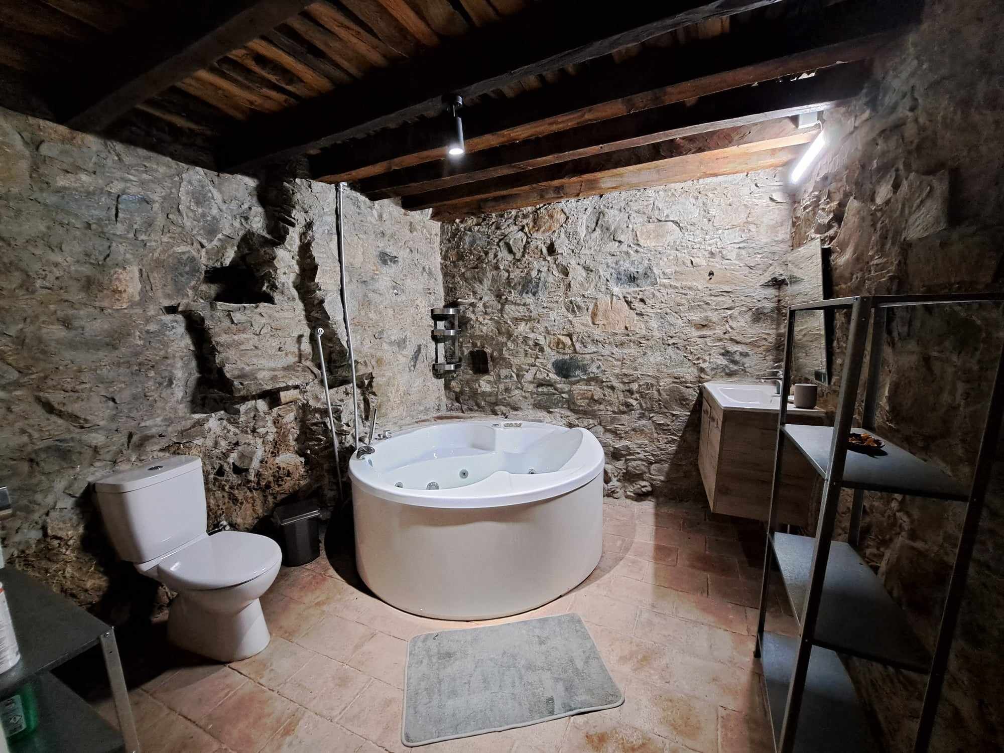 Family Studio Suite | Bathroom