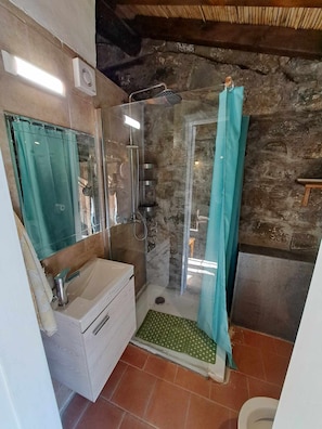 Suite studio familiale | Salle de bain | Séchoir à cheveux, serviettes fournies, savon, shampooing
