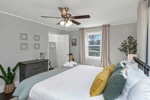 3 bedrooms, desk, iron/ironing board, travel crib