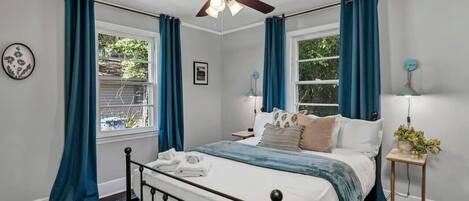 3 sovrum, skrivbord, strykjärn/strykbräda och resesäng