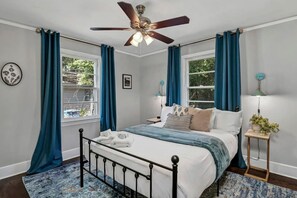 3 bedrooms, desk, iron/ironing board, travel crib - The Duke | 3BR 1 BA | Pet Friendly! (Columbia)