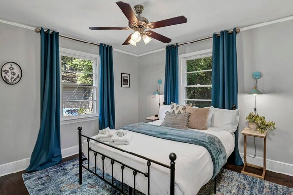 3 makuuhuonetta, työpöytä, silitysrauta/-lauta, vauvan matkasänky