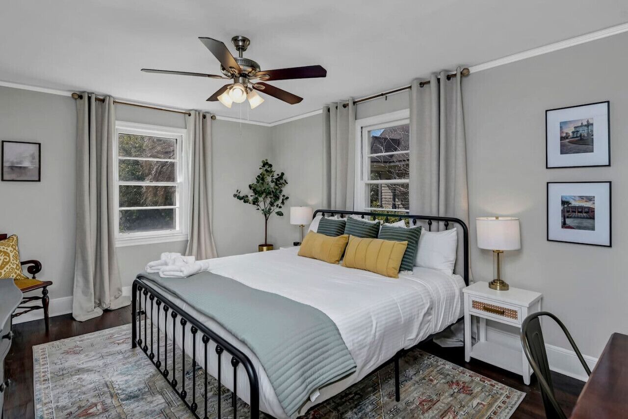 3 habitaciones, escritorio y tabla de planchar con plancha 