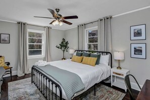 3 sovrum, skrivbord, strykjärn/strykbräda och resesäng